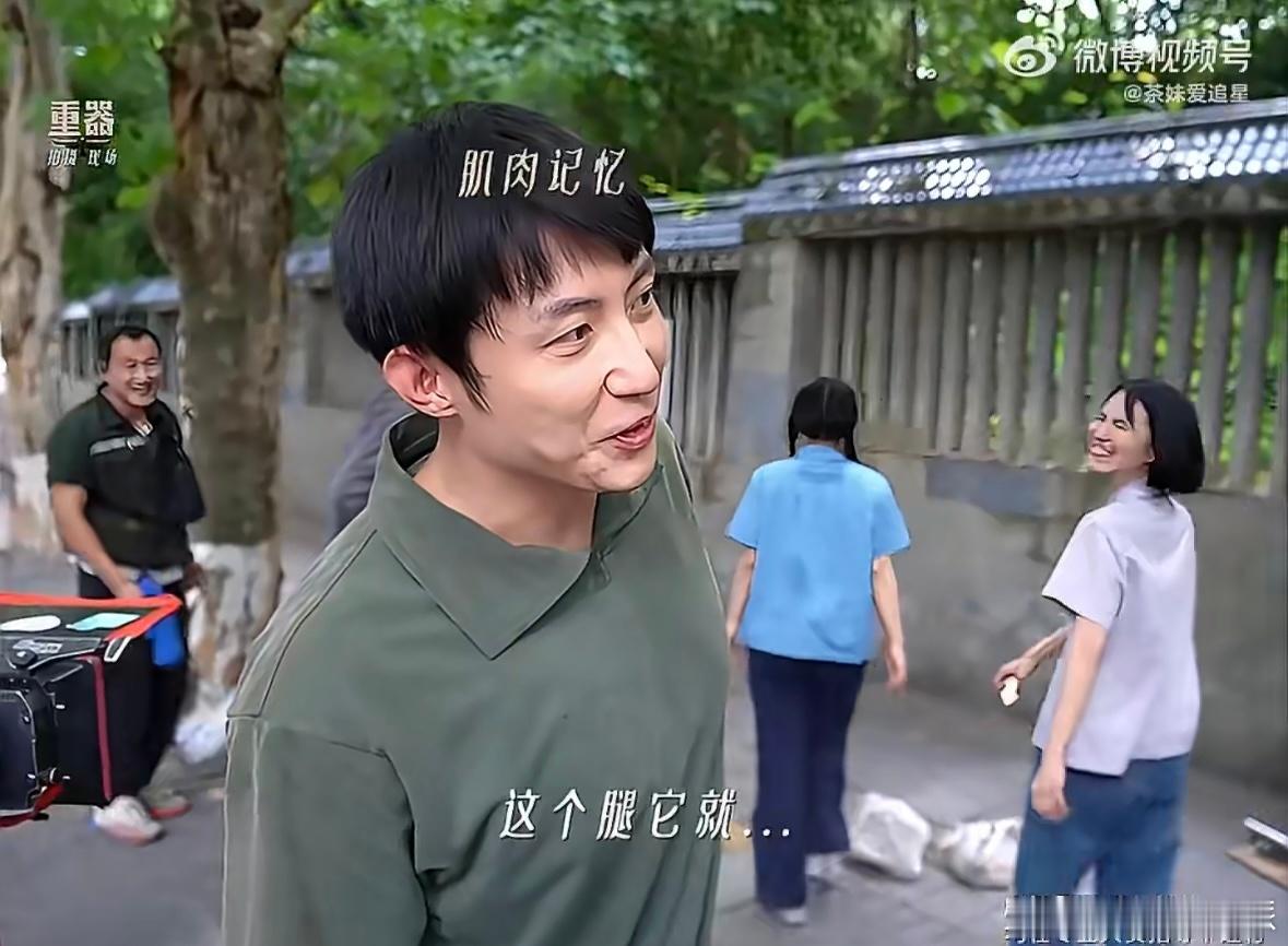 黄景瑜这一脚也不像学文不学武的黄景瑜在克制但是本能没忍住努力演绎文弱人士身体本能