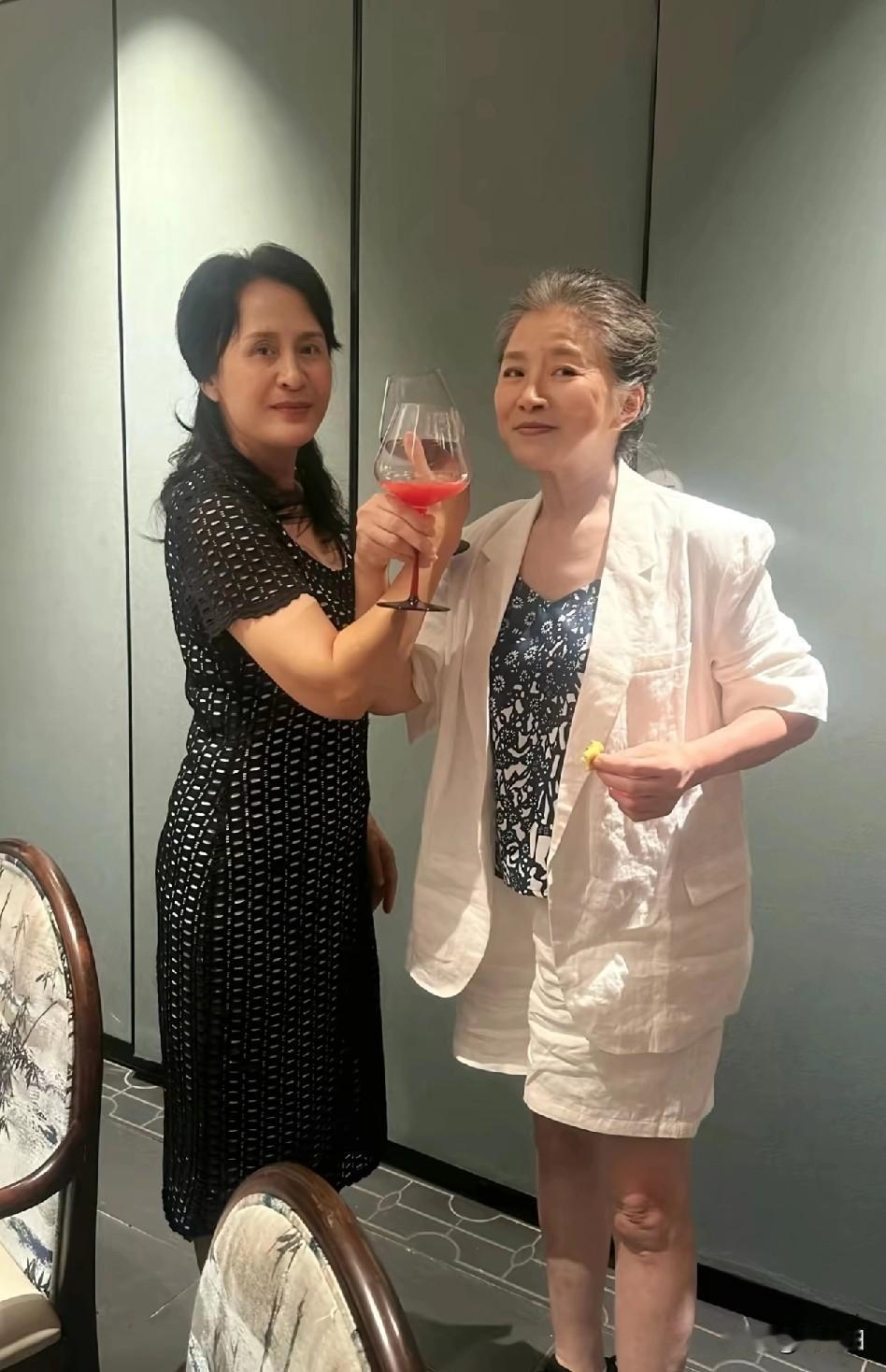 《生万物》“大脚娘”和“铁头娘”喝起了交杯酒，这一刻，不仅仅是演员与角色的关系在