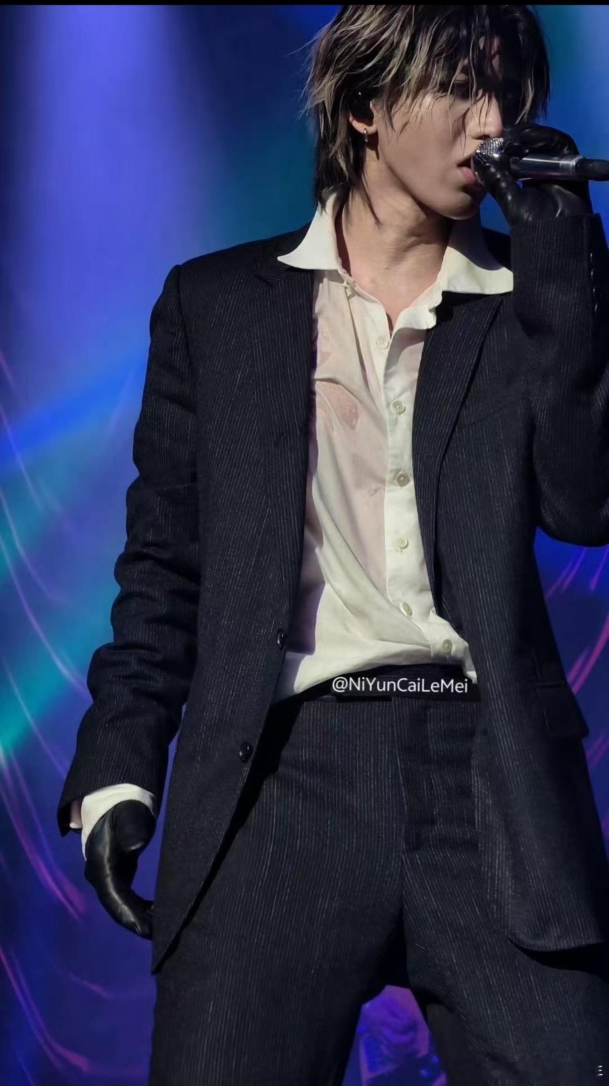 蔡徐坤的衬衫湿透了 真的好羡慕现场的人，蔡徐坤高强度唱跳全程稳到不行，黑色西装里