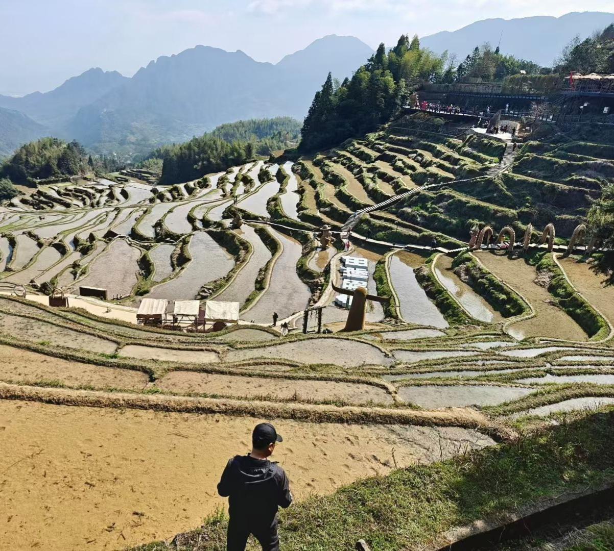 春日生活打卡季梯田层层叠叠，远山云雾缭绕，一步一景皆是自然的馈赠。
