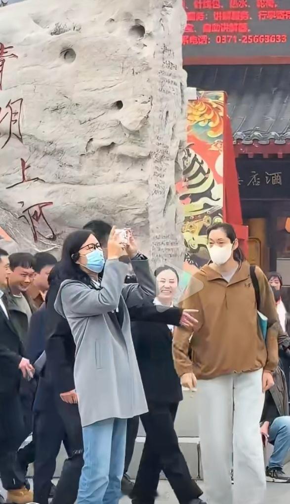 郎导朱婷已经相会清明上河园，期待晚上豫排联赛的郎导和朱婷[加油][加油]  朱婷