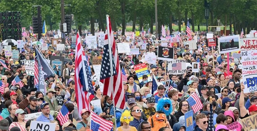 美国全国爆发反对特朗普政府集会百万美国民众闹上街头：这出“政权更迭”的戏，怎么反