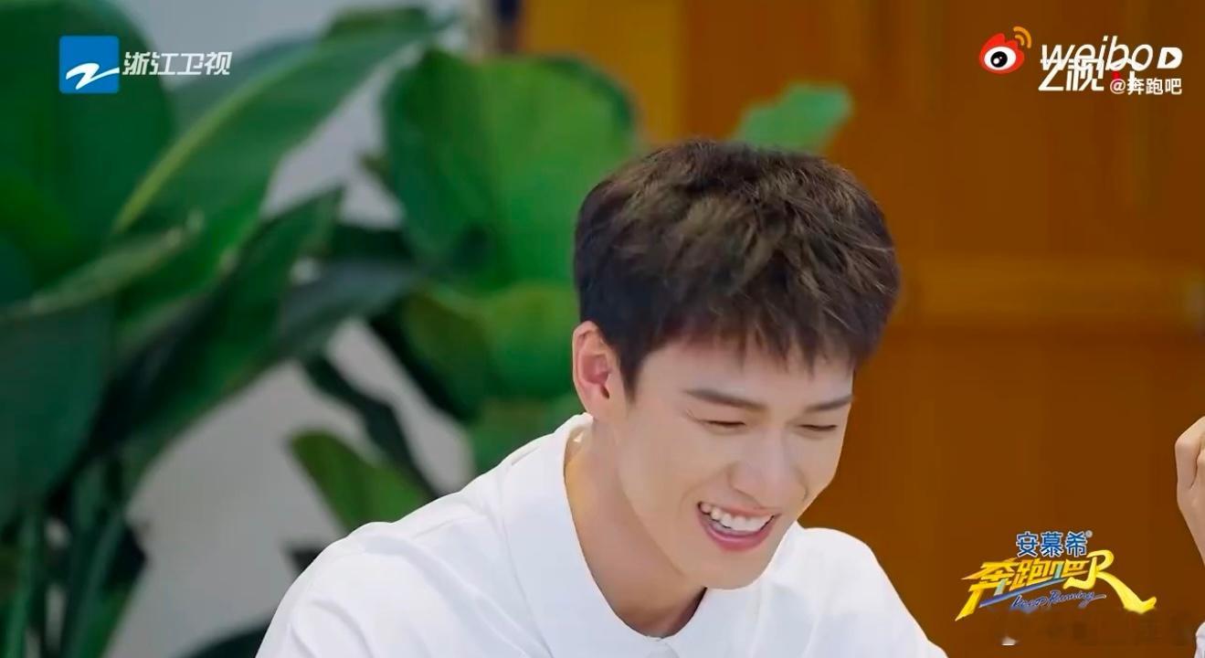 范丞丞喊姚译添小姚奔跑吧 范丞丞这个显眼包，当导演后直接解锁“小姚”称呼，胆子也