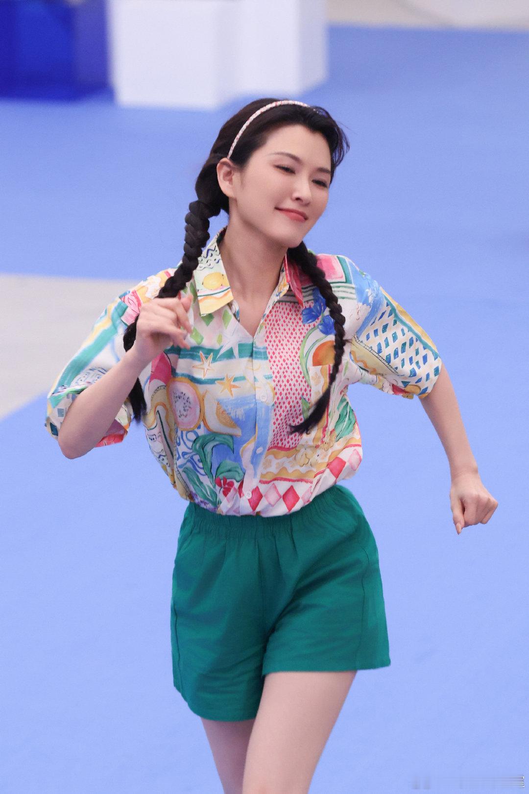 徐洁儿上一秒妈咪下一秒女鹅给徐洁儿戴无框眼镜的简直天才谁懂徐洁儿的极致反差！无框