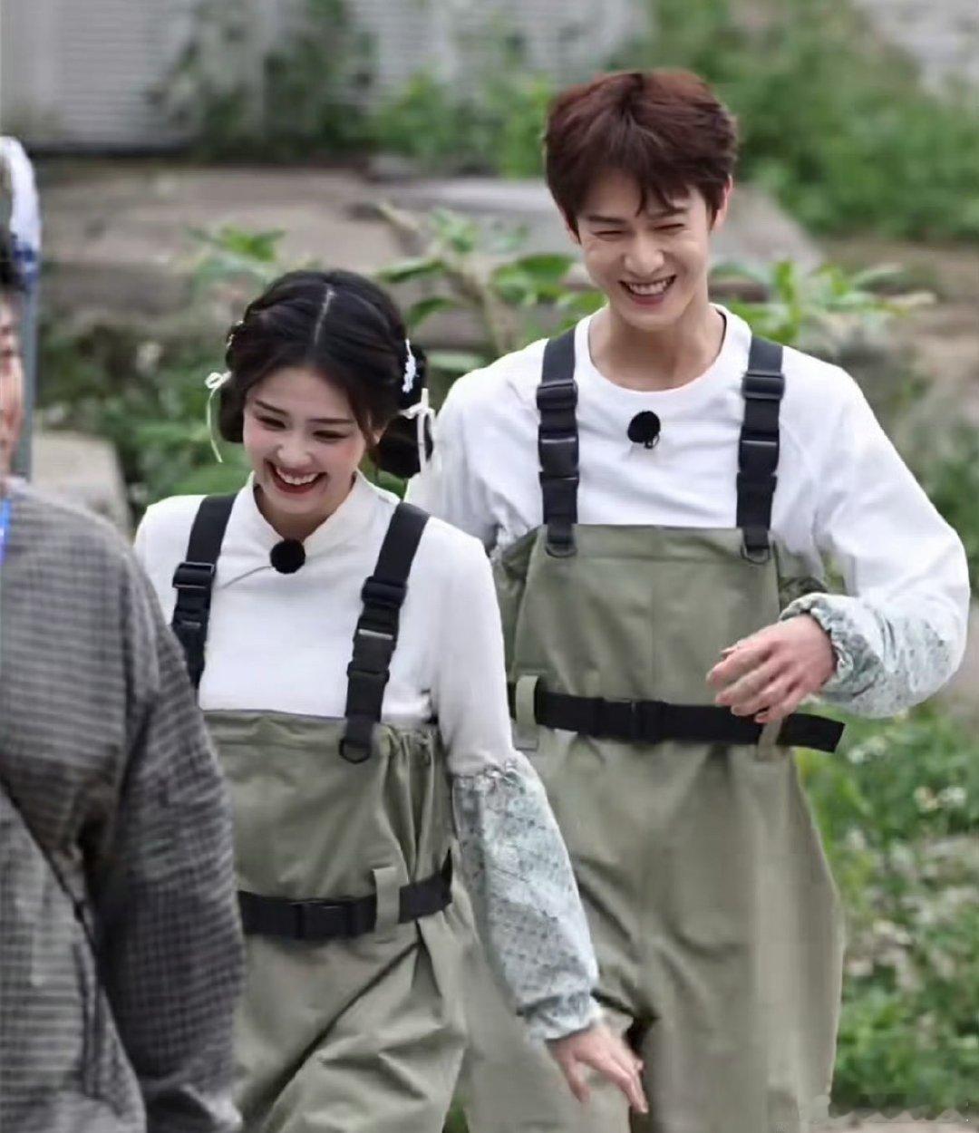 网友开始嗑李昀锐和白鹿 网友开始嗑李昀锐和白鹿，cp名和产出都有了，今天奔跑吧两