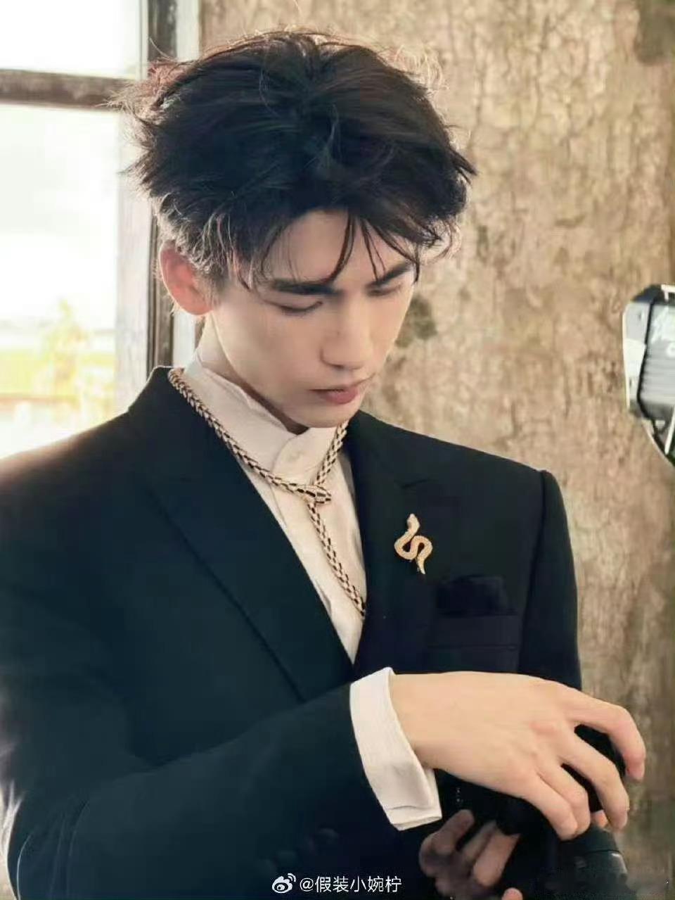 张凌赫烟绫贵公子 张凌赫这“烟绫贵公子”造型也太绝了！衣袂飘飘间尽是世家公子的矜