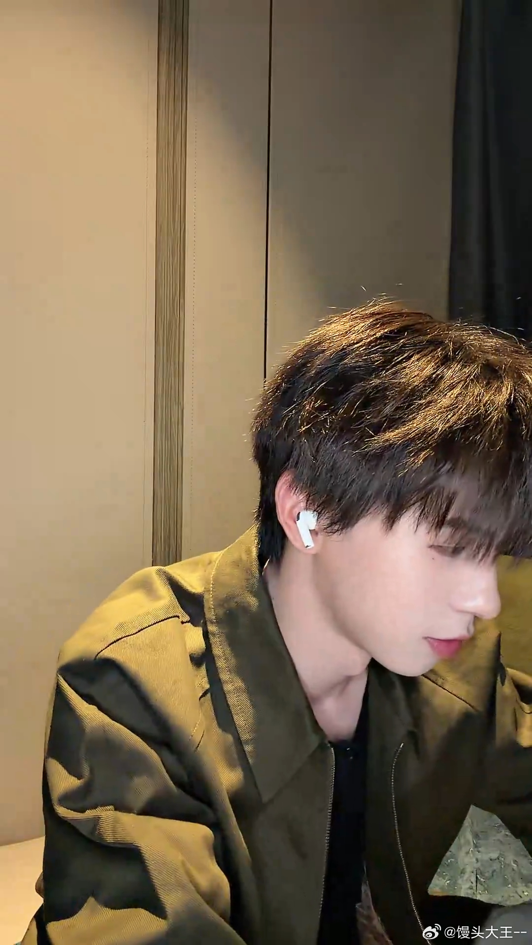 何浩楠直播 何浩楠直播里的小表情太萌，舞台又超帅，北京音乐节太期待 