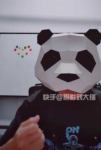 #刘大锤说下周娱乐圈会很热闹# 刘大锤直播时说下周娱乐圈会很热闹，腥风血雨，要曝
