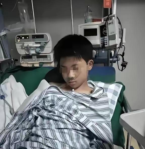 35万砸进去了，孩子还是那个状态，当爹的一脚踹过去骂了句"装模作样"。
男孩没哭