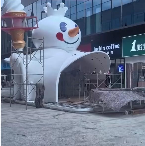 蜜雪冰城要在郑州建主题乐园，招聘岗位月薪最高2.4万元！从奶茶店到主题乐园，这跨