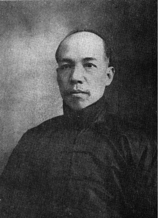 1926年，梁启超出现尿血的症状。他去看西医，西医说要做手术。他去看中医，中医说