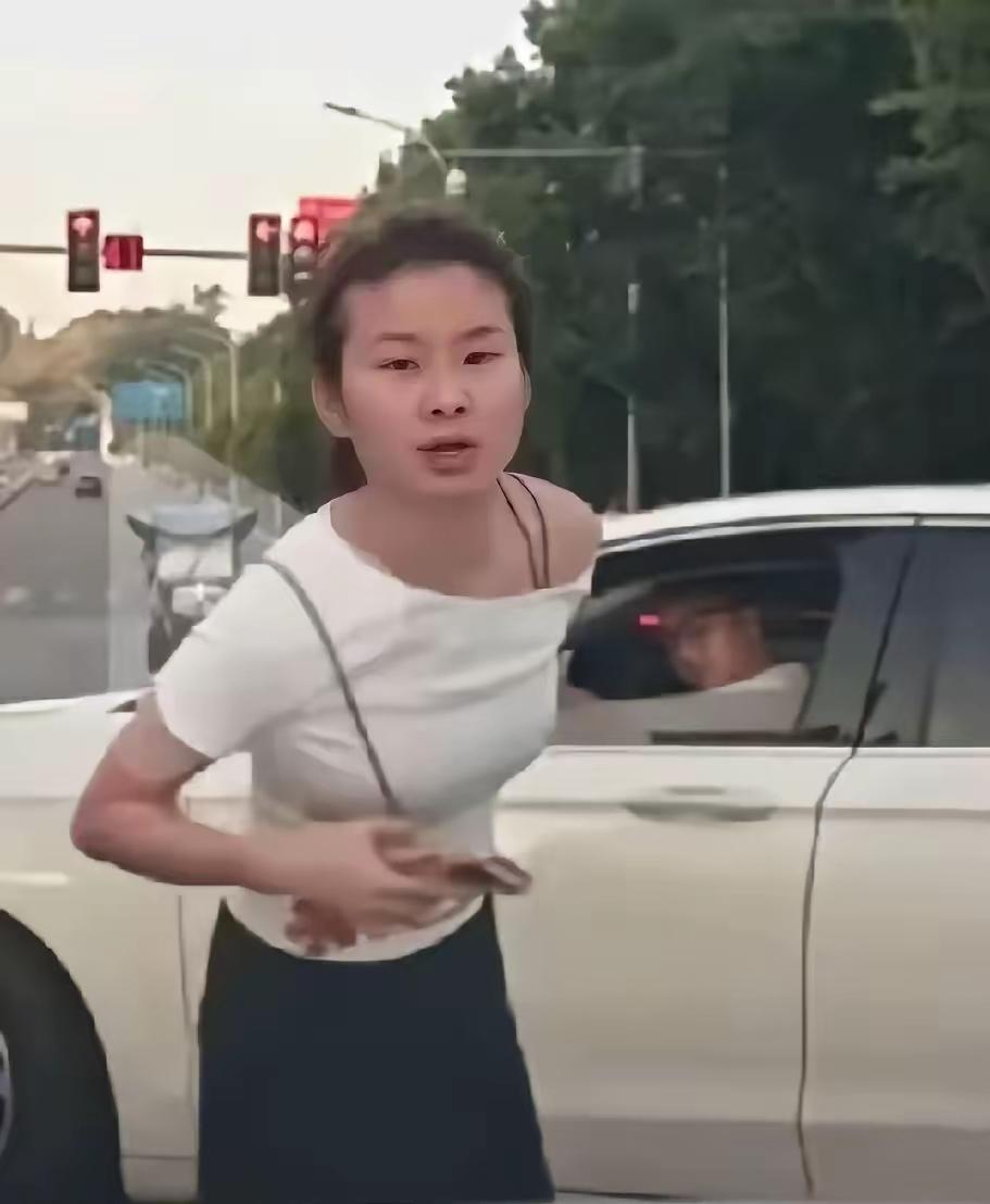 从面相上看，口水女心胸狭隘，心地不够光明良善，性格暴躁易怒，缺少文化滋养，做事不