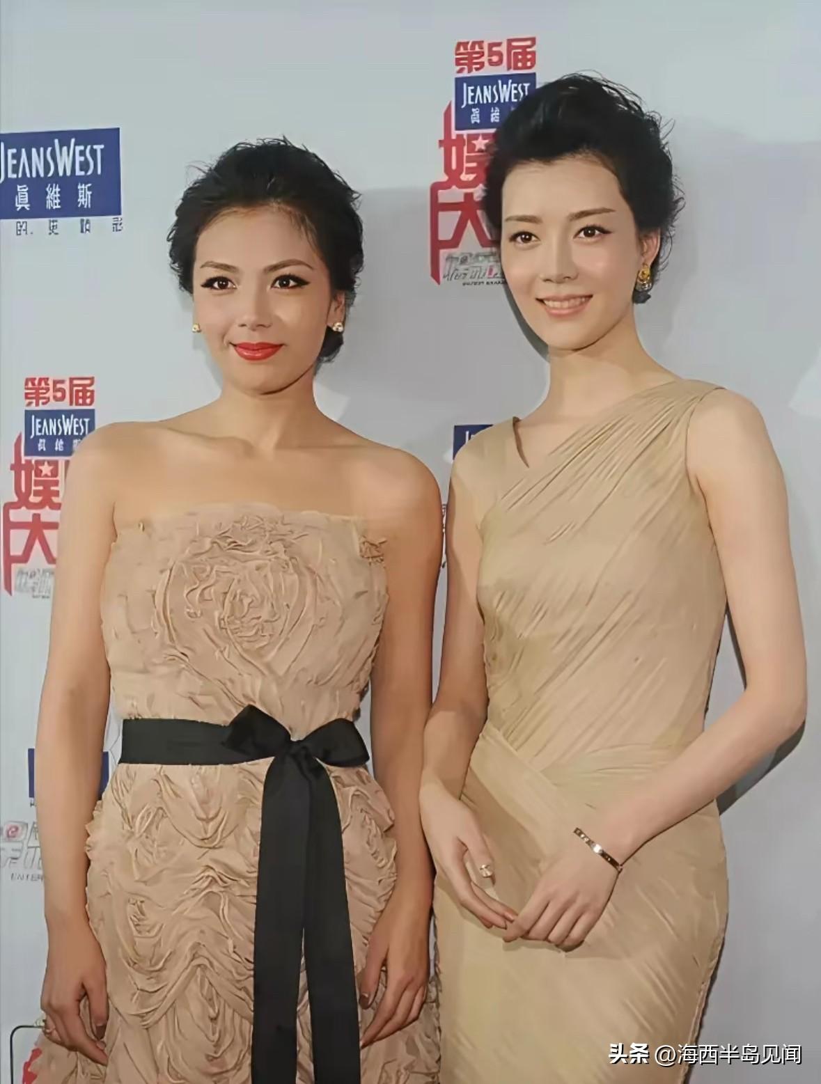 刘涛和车晓两大美女同框留影，十分养眼。
刘涛容貌漂亮，妆容精致，笑容明媚，身着带