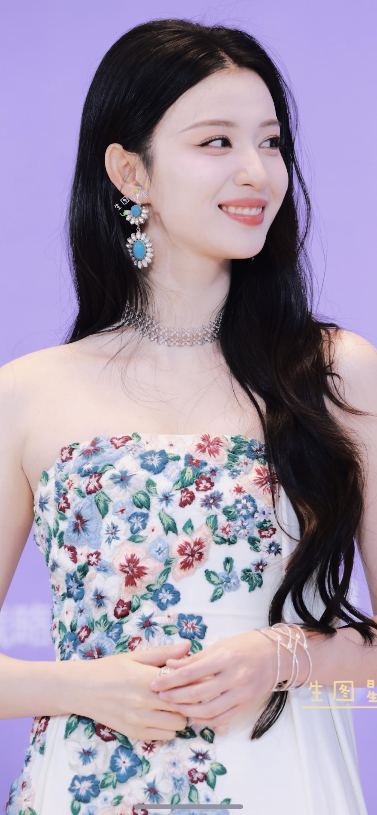 真神女下凡，美到窒息！这珍珠美人称号，简直不要太贴切！王楚然今晚就是红毯上的璀璨