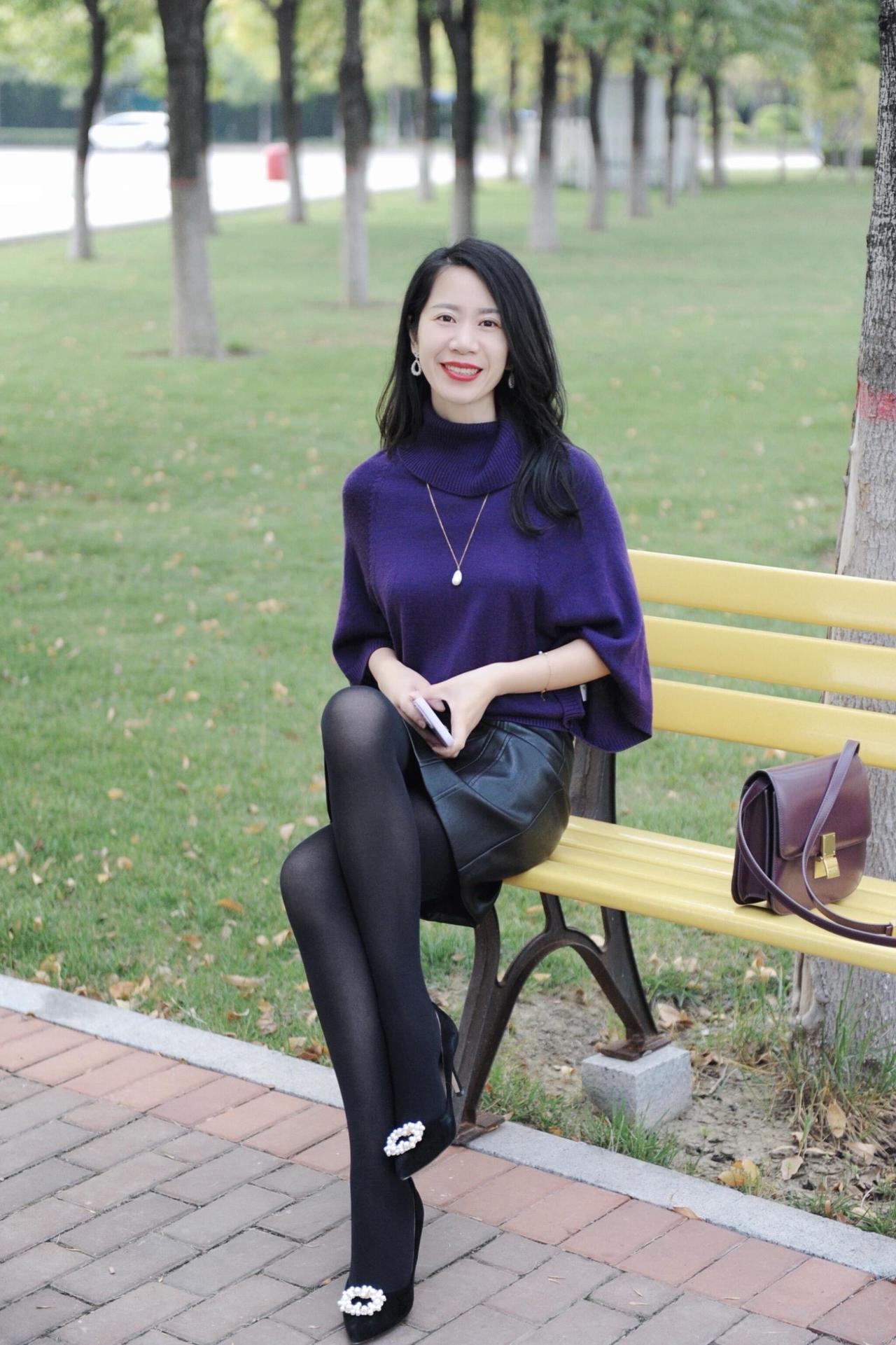 🍂秋日的天空是调色盘打翻的艺术，蓝得纯粹，白得温柔。穿一件深色毛衣，带上相机，