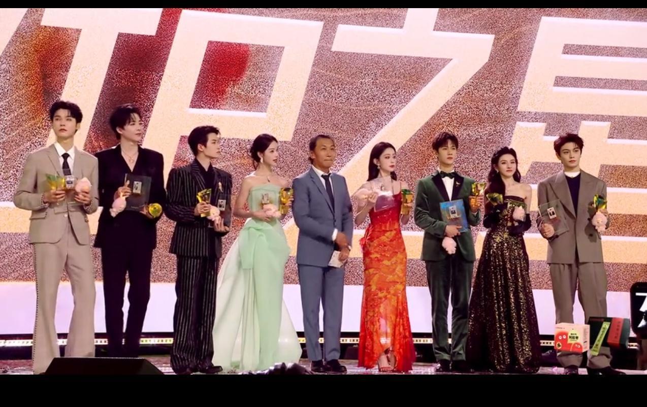 领奖台秒变社交暗流涌动场，一秒钟的站位暴露真实段位。
宋祖儿看见孟子义被隔开的缺