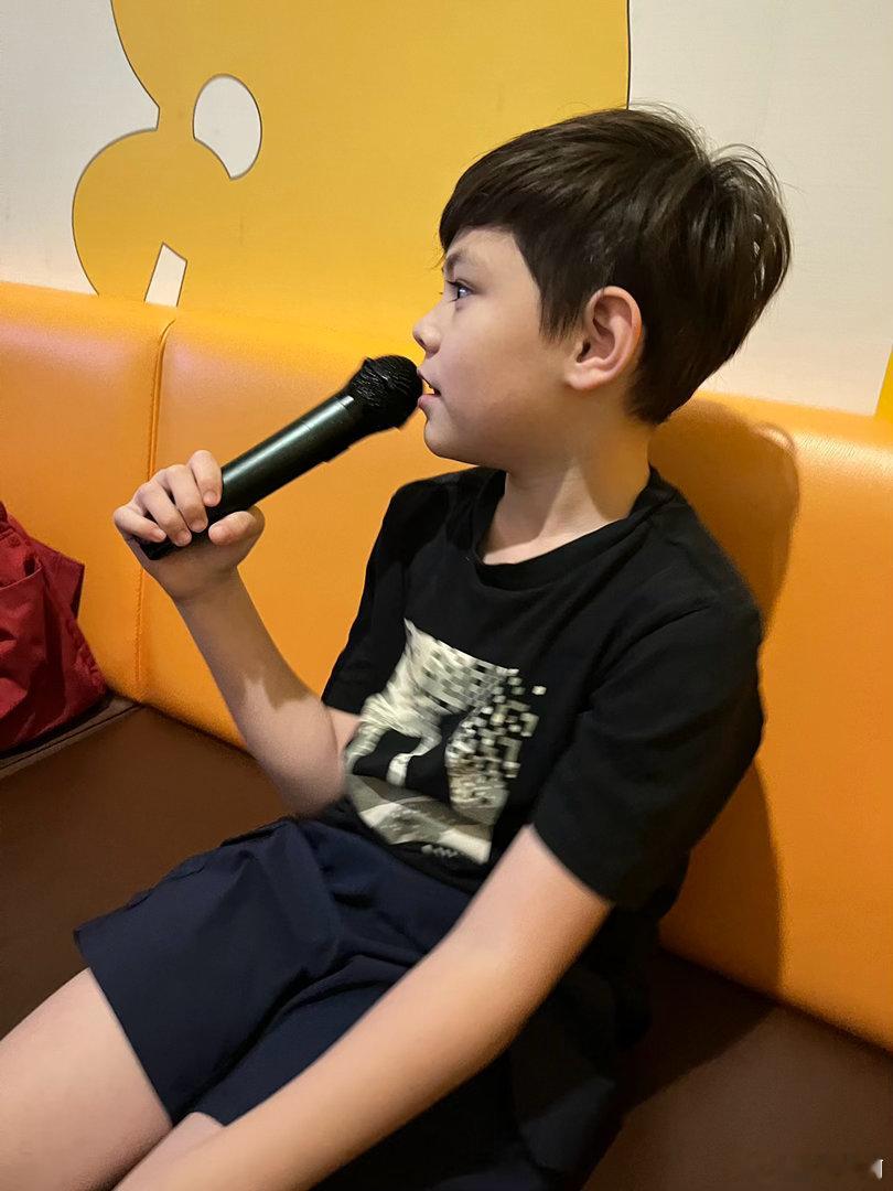 来卡拉OK啦 