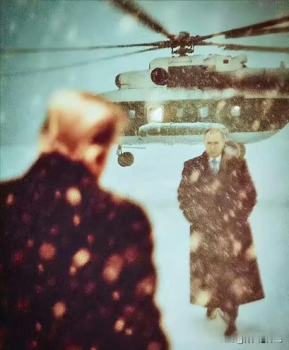 小品：接头
格拉斯诺夫：弗拉杰米尔同志硬盘什么时候给我？
弗拉杰米尔：格拉斯诺夫