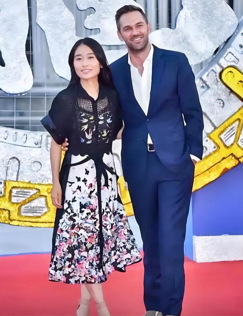张艺谋女儿张末碎花长裙温婉大方，丈夫孟丹青西装随性帅气，二人同行低调又般配。
