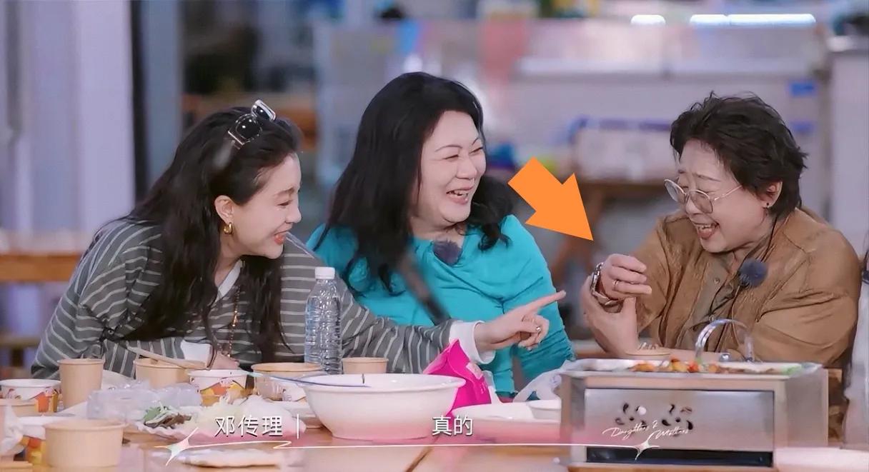 黄圣依看到妈妈这个举动，整个人都“懵”了？
 

 
 
李嘉格：黄圣依的妈妈，