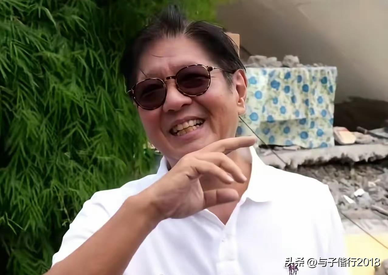 6月10日，菲律宾总统马科斯视察棉兰老岛地震灾区。面对镜头，站在废墟前的小马科斯