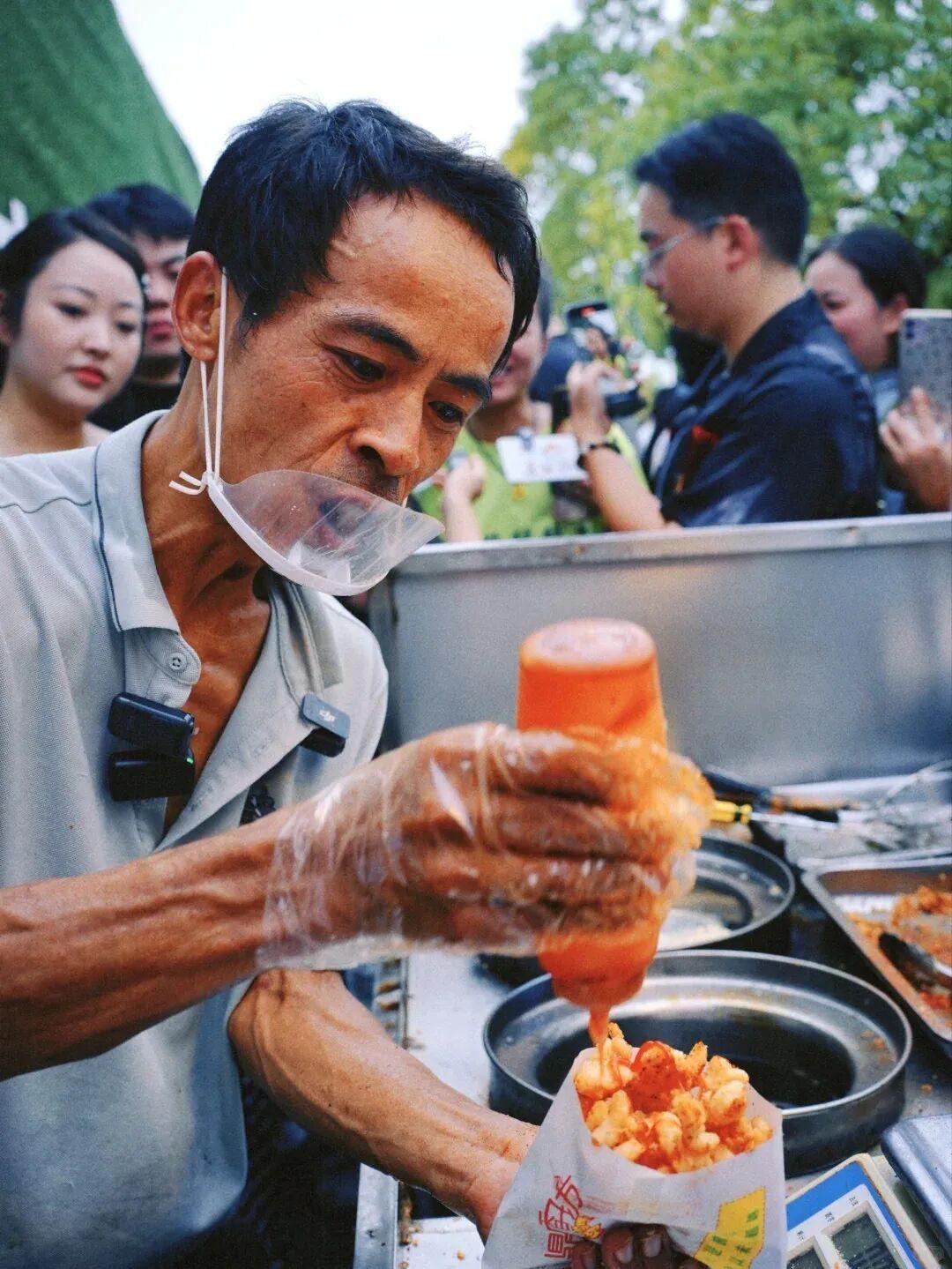 “鸡排哥”的“全国巡炸”计划太酷了！国庆节前后，江西景德镇的他爆火出圈，每天买鸡