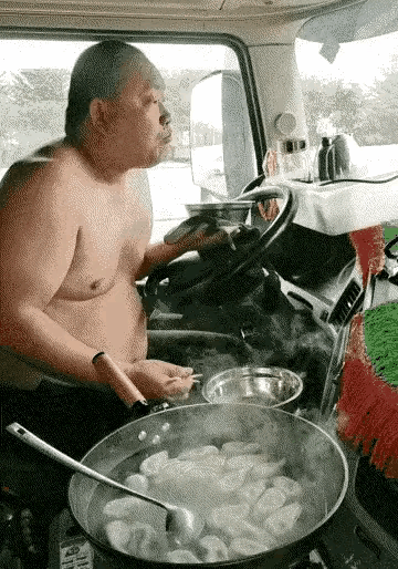 这才是人间烟火，工作生活两不误，吃饱了还不想家，大哥过的通透。[大笑][大笑][