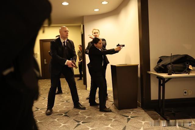 突发！特朗普出席白宫记者晚宴现场突传枪响，特勤局紧急护送撤离

北京时间 202