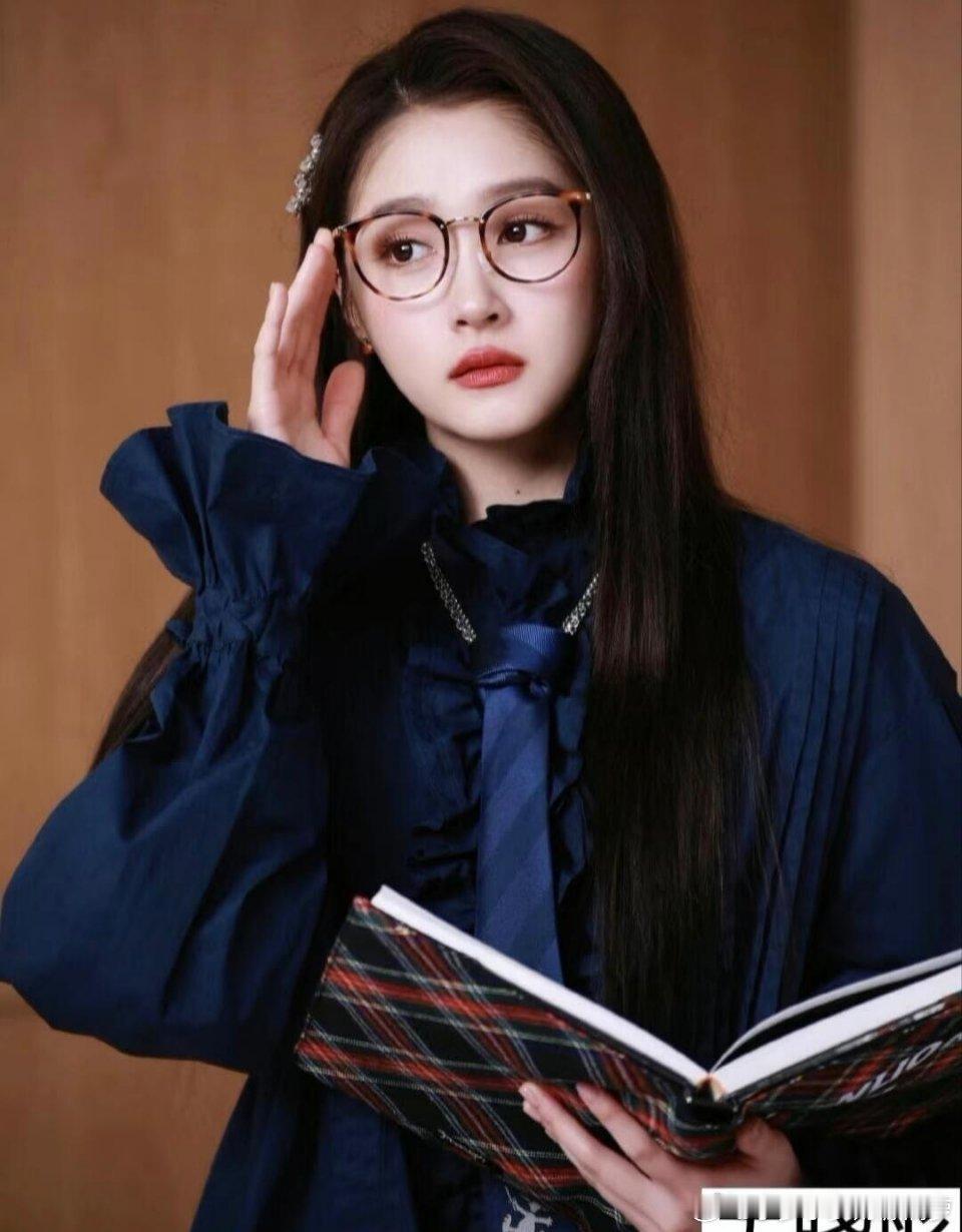 女明星的眼镜造型也太会了！甜妹组谭松韵、赵露思、田曦薇软萌灵动，邻家感直接拉满；