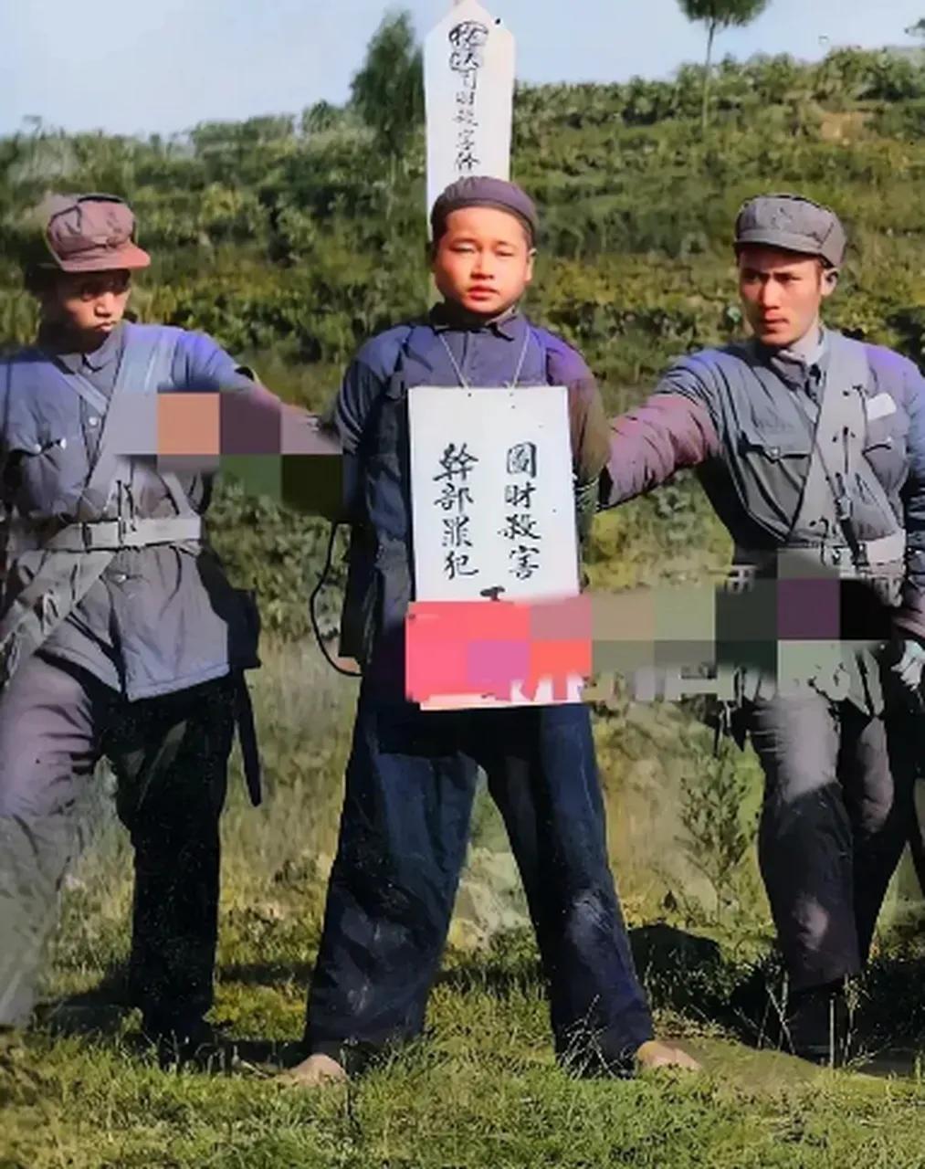 1949年，一名死刑犯被执行枪决时，留下的一张老照片，这个犯人的年龄看起来不是很