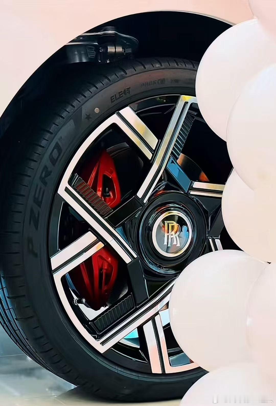 劳斯莱斯库里南BB版、 新车一台，五座，流星顶，高定版配色与配置，1200公里 