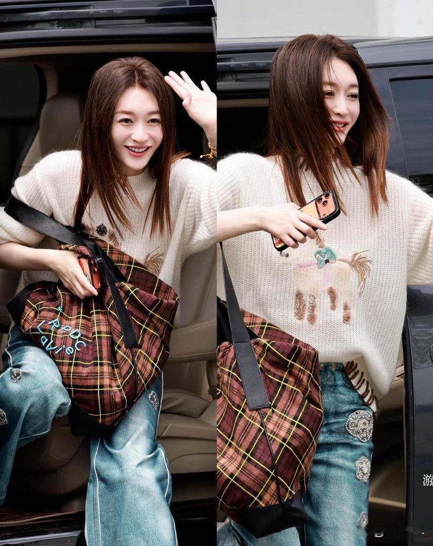 李小冉状态真的太冻龄！整套造型青春感满满，满满的少女氛围，完全看不出快要年近五十