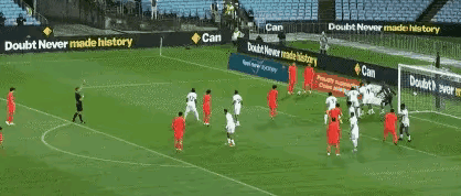 这是国足历史上第一次在对方的大禁区内发任意球吗？库拉索队门将接球违例，让国足获得