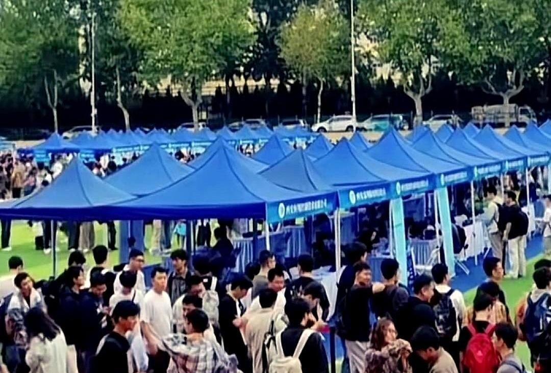 “9千学生，4万岗位，西工大操场直接变招聘会。
”
网友@小航吐槽：“我文科闺蜜