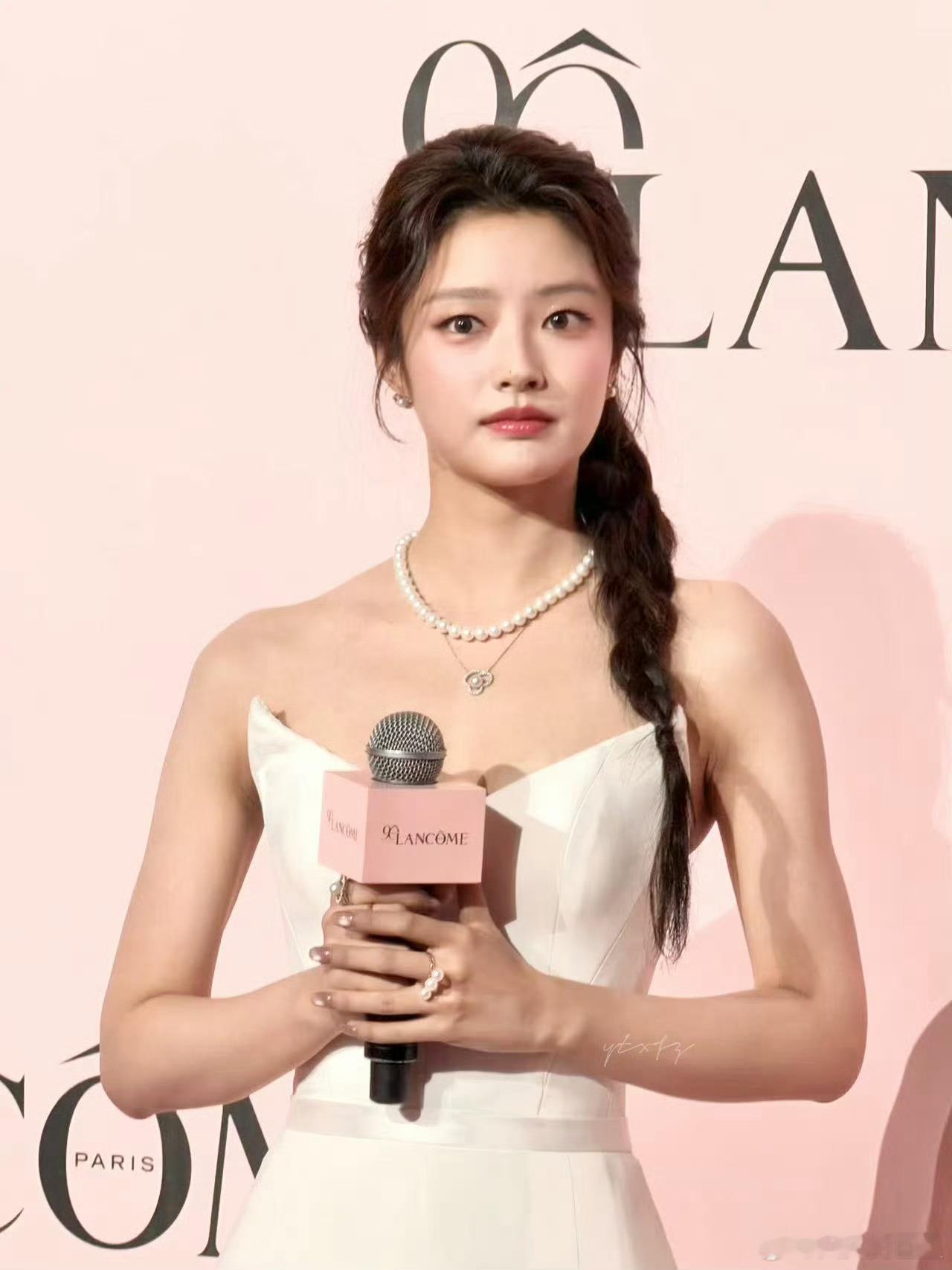 徐若晗白色抹胸开衩长裙徐若晗兰蔻红毯生图 女神级别的 ​​​