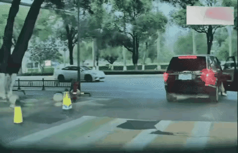 有驾照不见得会开车。这样的人开车，就是流动的事故制造机。