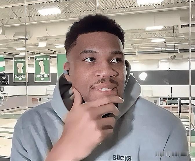 摊牌了！字母哥想去太阳联手布克

近日，据美媒Fullcourtpass报道，据