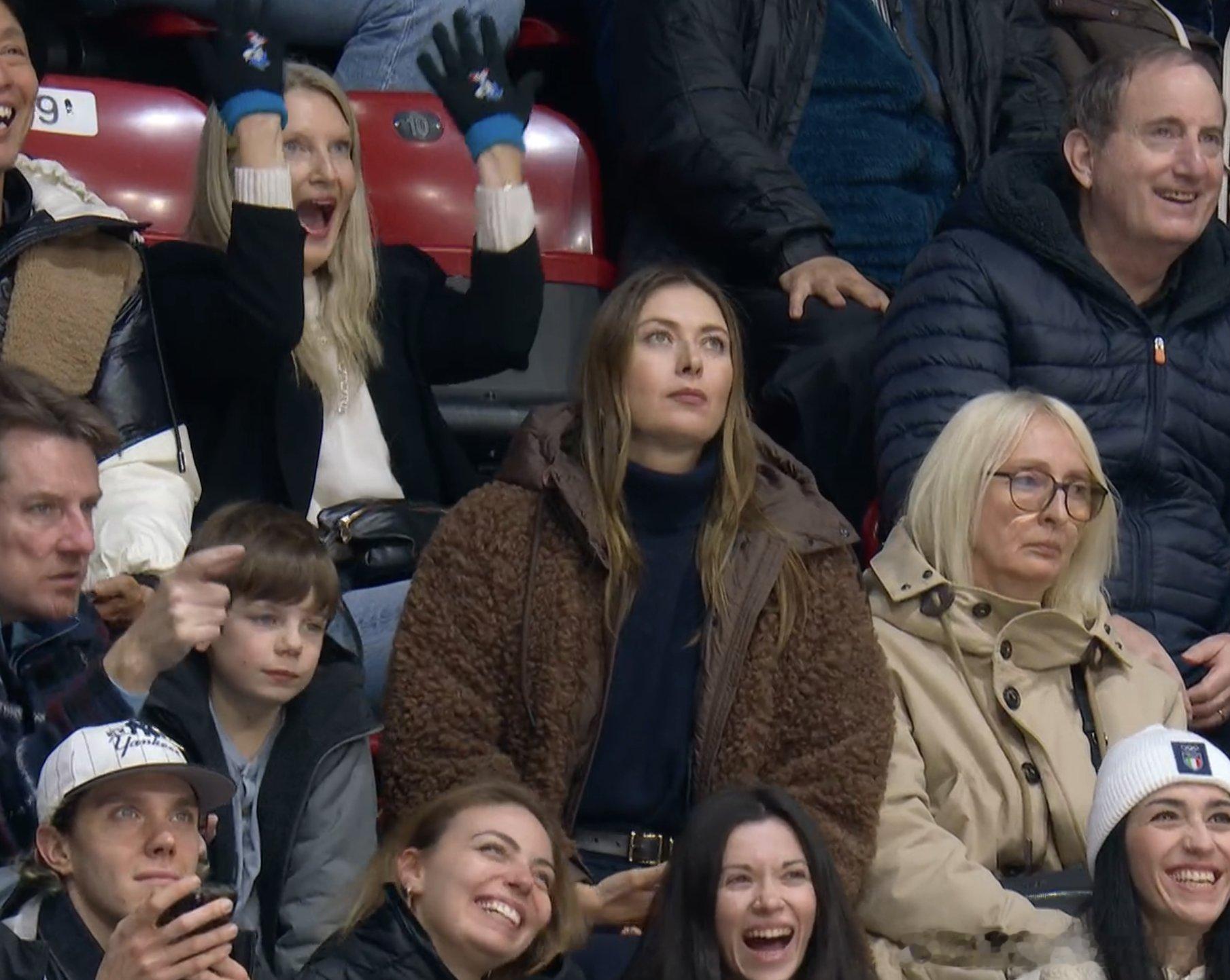 莎拉波娃！！！今天凌晨在米兰冬奥会现场，观看花样滑冰女子单人滑比赛被镜头捕捉到在