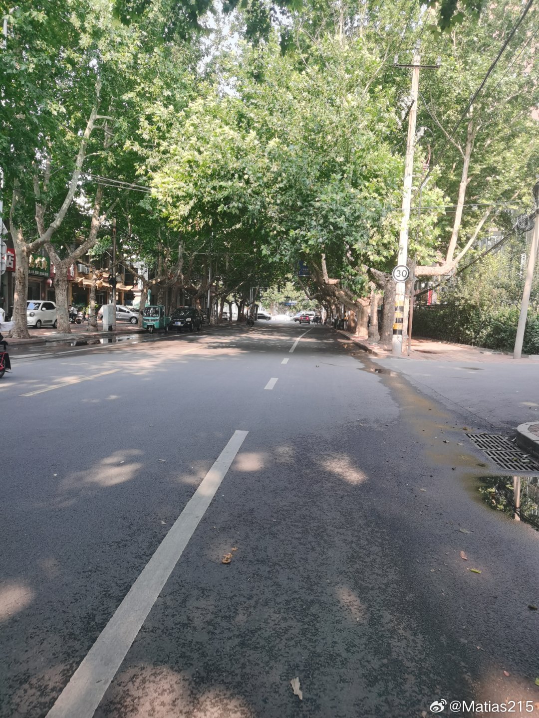 下午跟小马进城，从一马路入。恍恍惚惚，感觉穿越了一样物是人非事事休。路两旁，很多