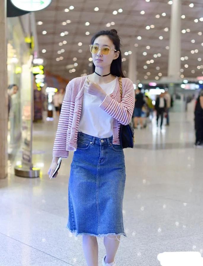 王丽坤真是天生丽质，高丸子头搭配牛仔裙，清丽脱俗，姑奶奶我都要心动了。