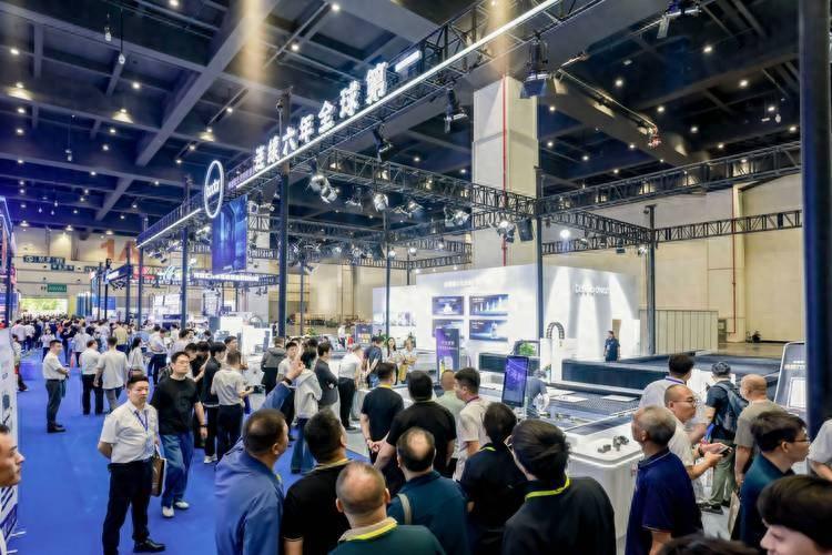 收入创了历史新高，净利润反倒降了三成，乍看像踩雷，细算才发现人家根本没把账这么算