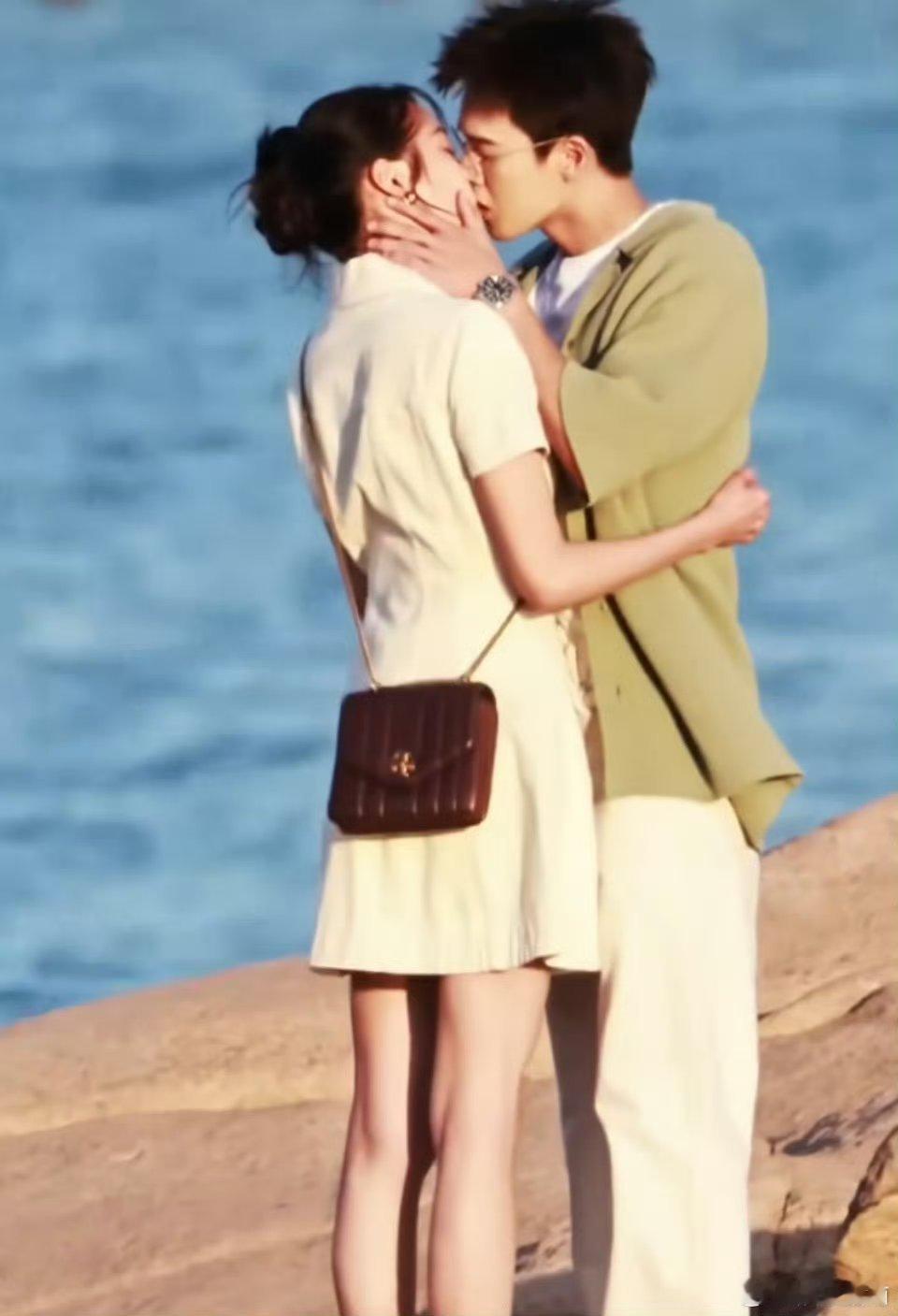 关晓彤李昀锐《耀眼》海边吻戏路透，如油画般唯美浪漫的画面，好甜啊！ ​​​