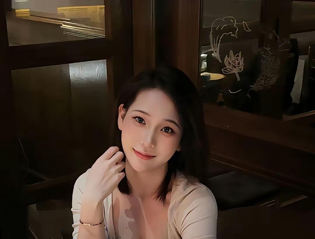 优雅微笑，温暖如春日阳光。唇红齿白肤白貌美气质佳少女感笑容 美少女的微笑