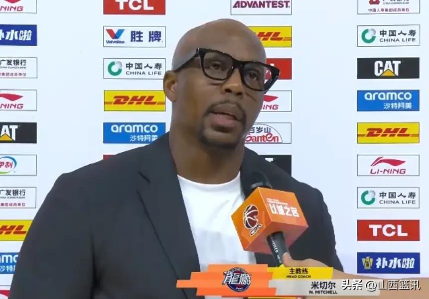 靠张宁单干赢不了比赛！这是广州龙狮男篮主教练米切尔给潘江听的一句话！
很多球迷对