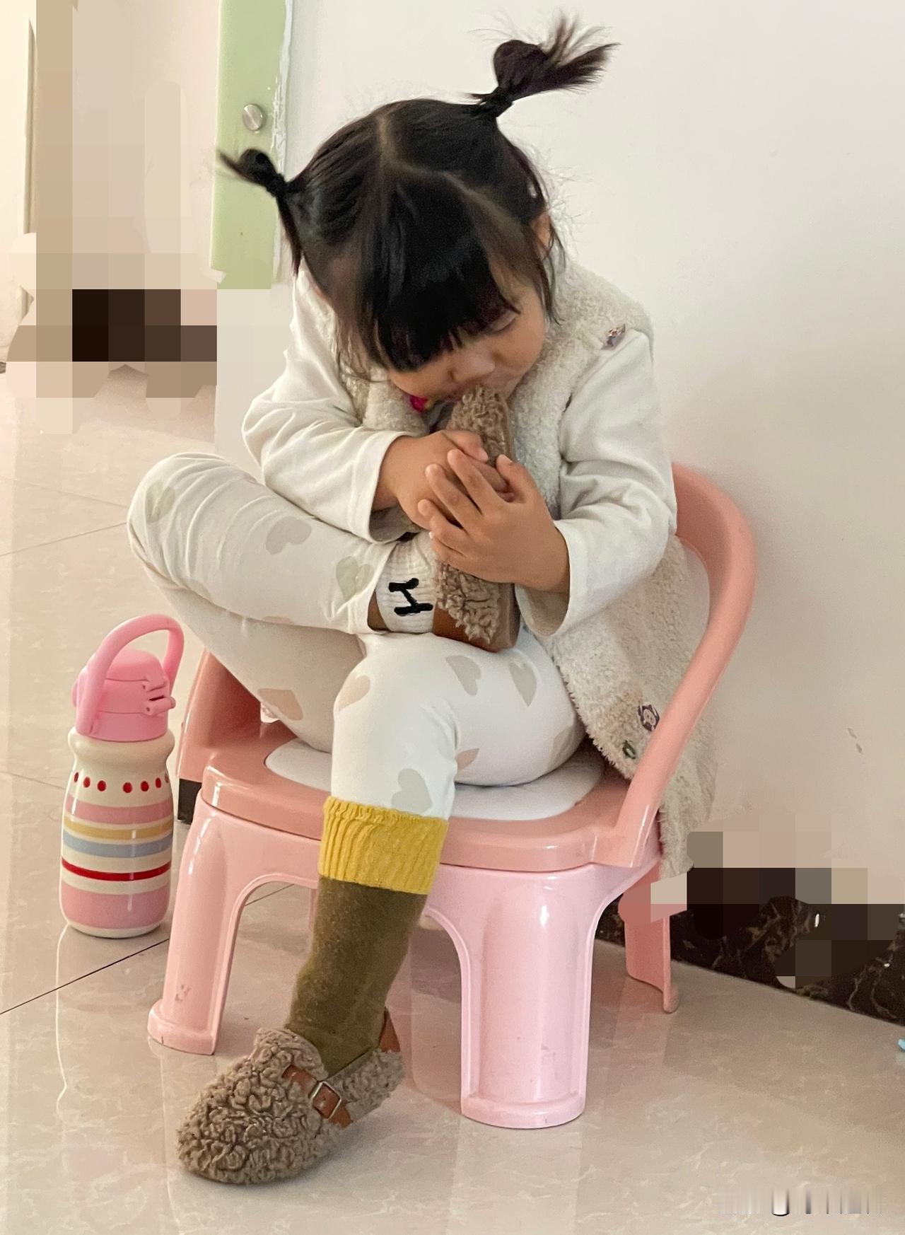 谁家还有神兽

我刚把洗好的草莓端上桌，就听见墙角传来窸窸窣窣的动静。扭头一看，