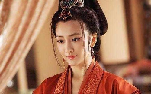才女巧出上联“洞中泉水流不尽”，才子的绝妙下联让人拍案叫绝，真堪称经典之作！
嘉