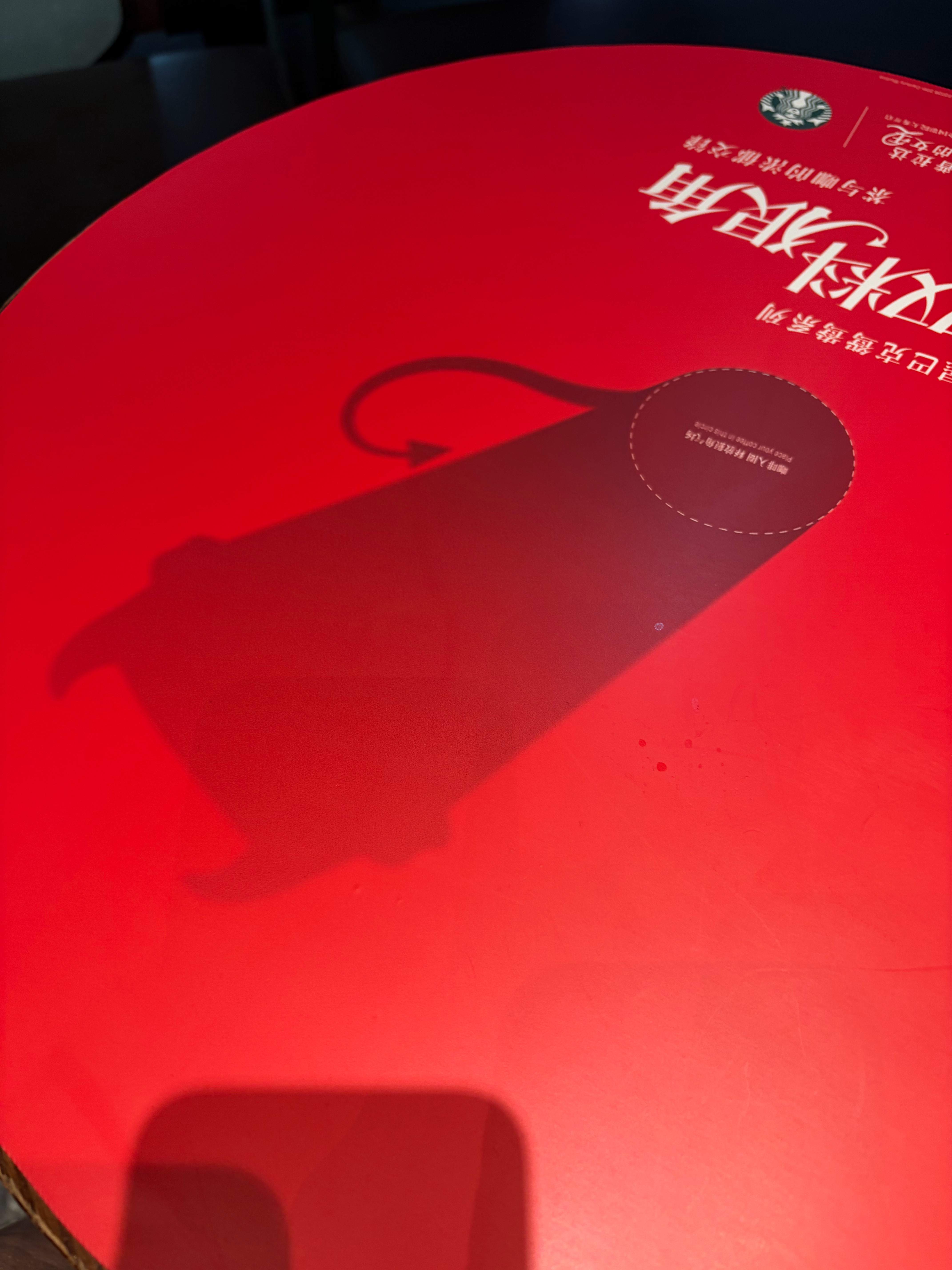 乍一看还以为桌子也被“黑转”了