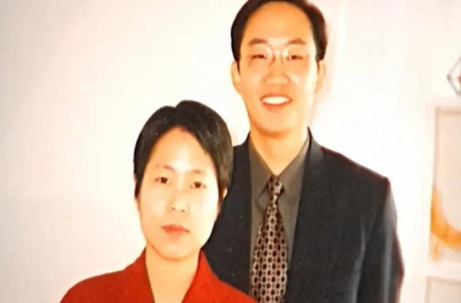 2003年9月11日，邱小强趁妻子洗澡之际，向她的咖啡杯中投入了致命剂量的麻醉剂