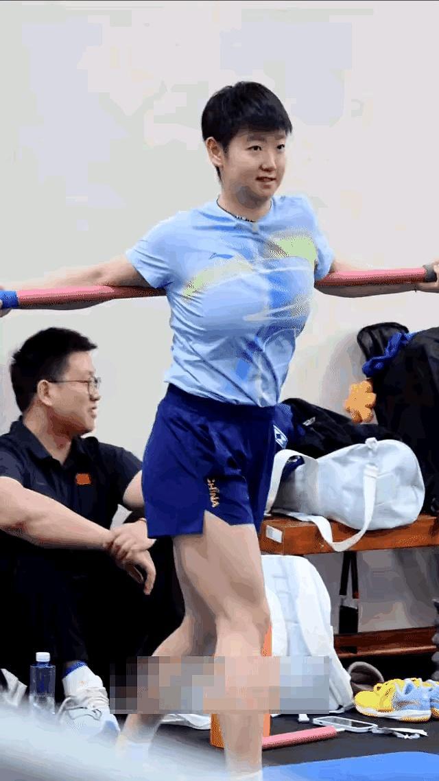 现场看她的世乒赛决赛 满场尖叫差点震破我耳膜
 
我攥着望远镜的手都在抖 不是激