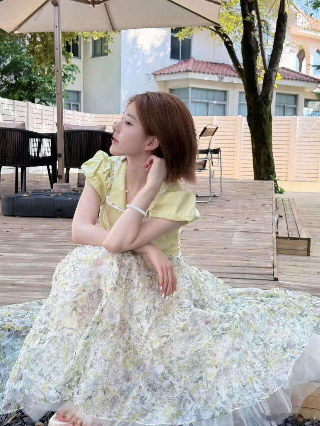 赵露思黄色碎花裙赵露思盛夏阳光般明媚赵露思盛夏阳光般明媚，好美，[爱慕][爱慕]